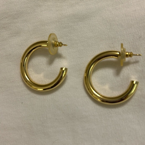 NWT Oval shaped gold tone hoops 1 1/2” drop - Picture 2 of 4